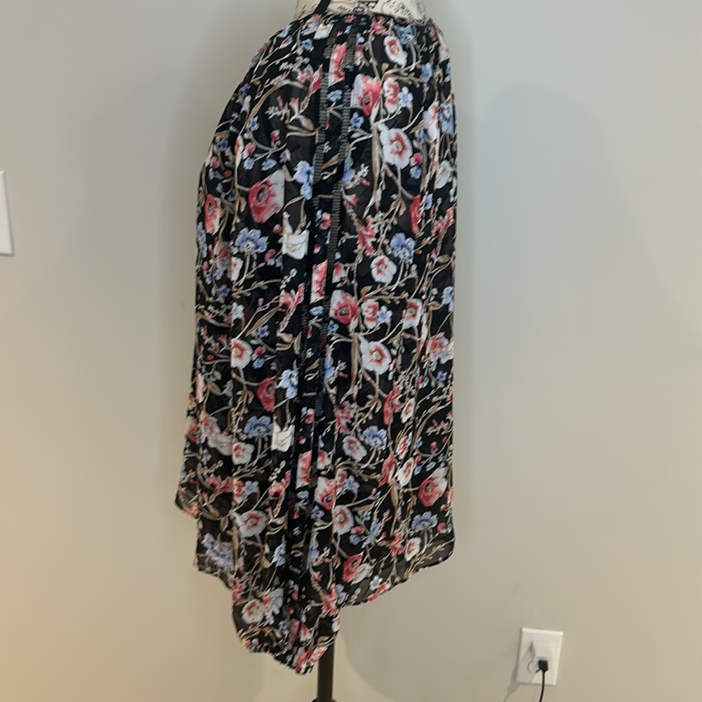 EUC WHBM Floral Pattern Flouncy Blouse Size 12 P2P 22” length 26” - Picture 4 of 7